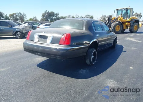2001 Lincoln Town Car Executive from USA, damaged, VIN 1LNHM84W11Y632590